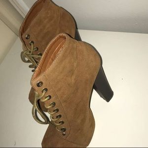 Size 6.5 booty heels new condition